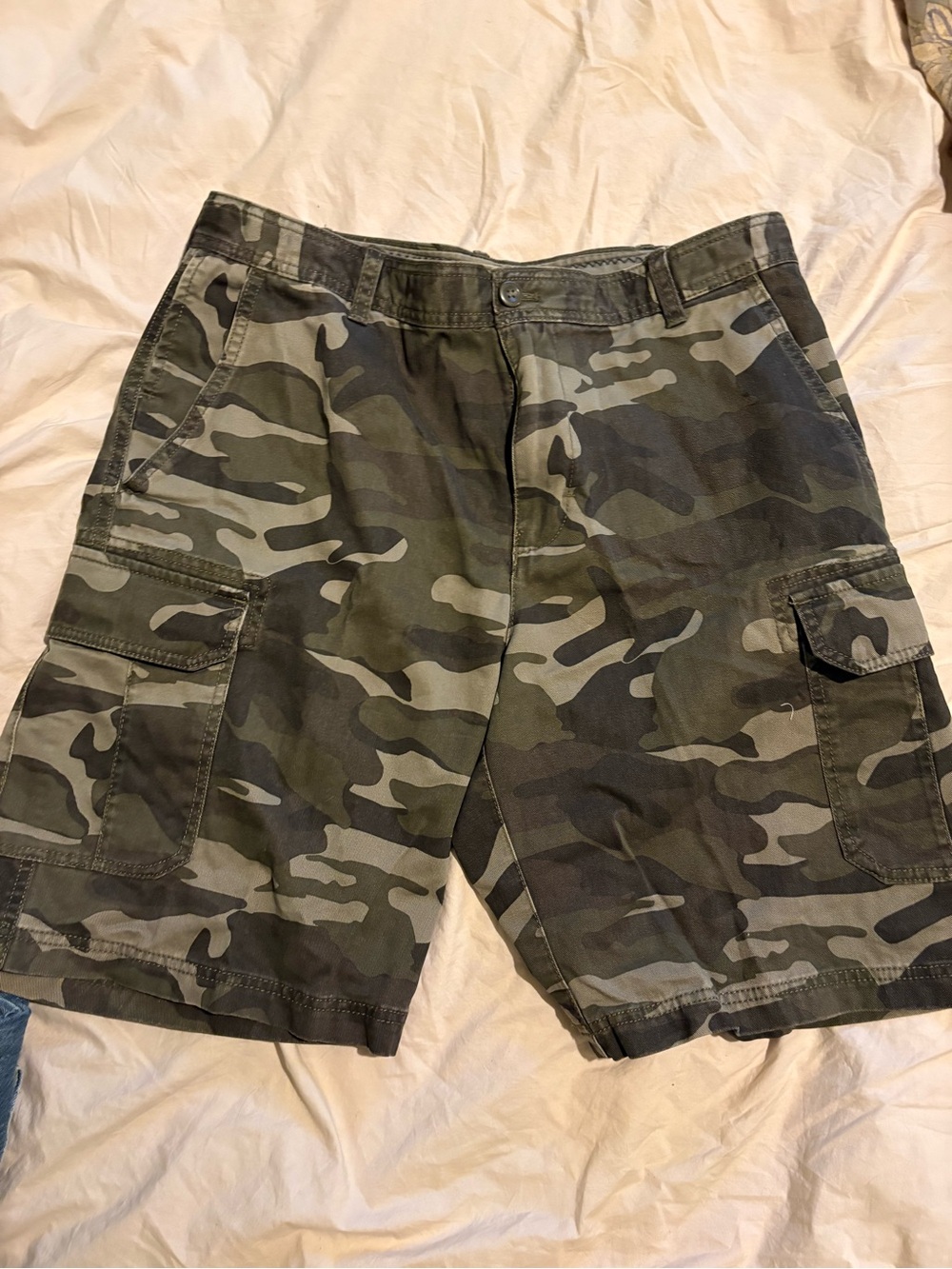 Izod Men's Camouflage Cargo Shorts in Olive Green